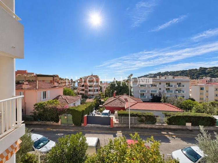 En exclusivité deux pièces en dernier étage avec spacieuse terrasse, cave et parking, à quelques pas des plages