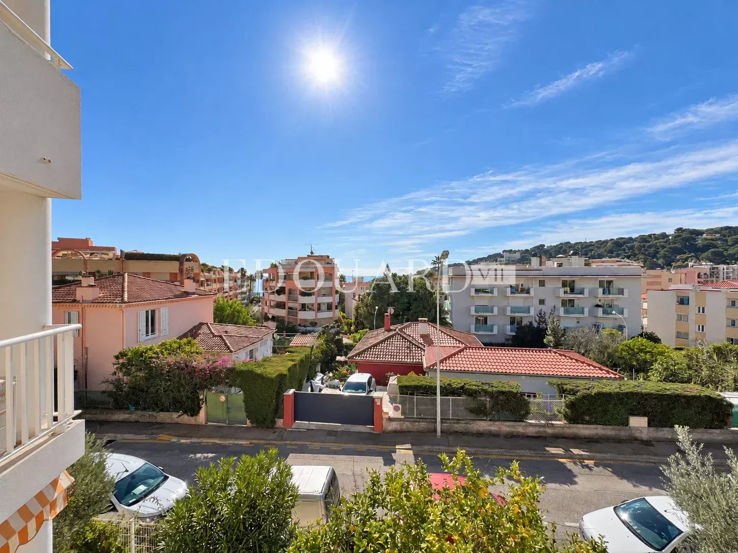 En exclusivité deux pièces en dernier étage avec spacieuse terrasse, cave et parking, à quelques pas des plages