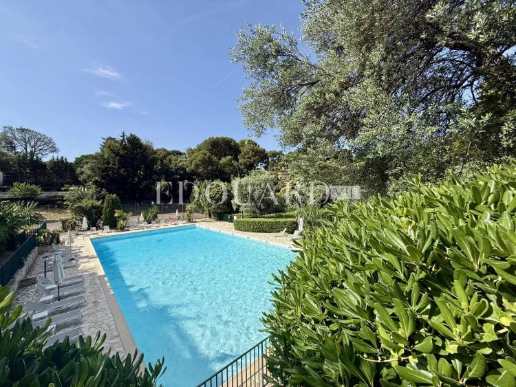 Dans prestigieux immeuble sur le Plateau du Cap, à vendre élégant deux pièces avec terrasse et cave