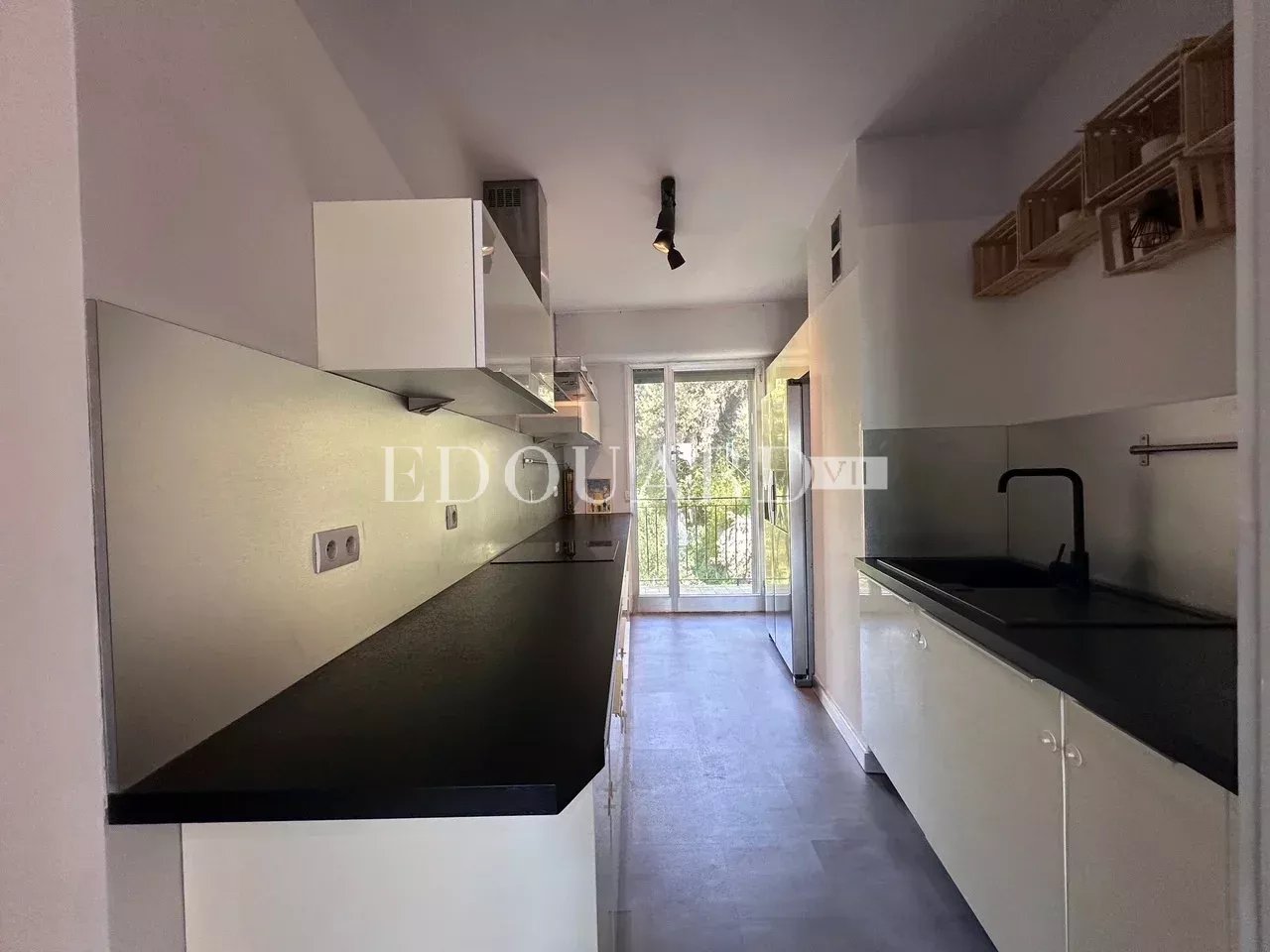 Beau trois pièces traversant à vendre avec terrasse et cave, dans le renommé quartier du Golfe Bleu