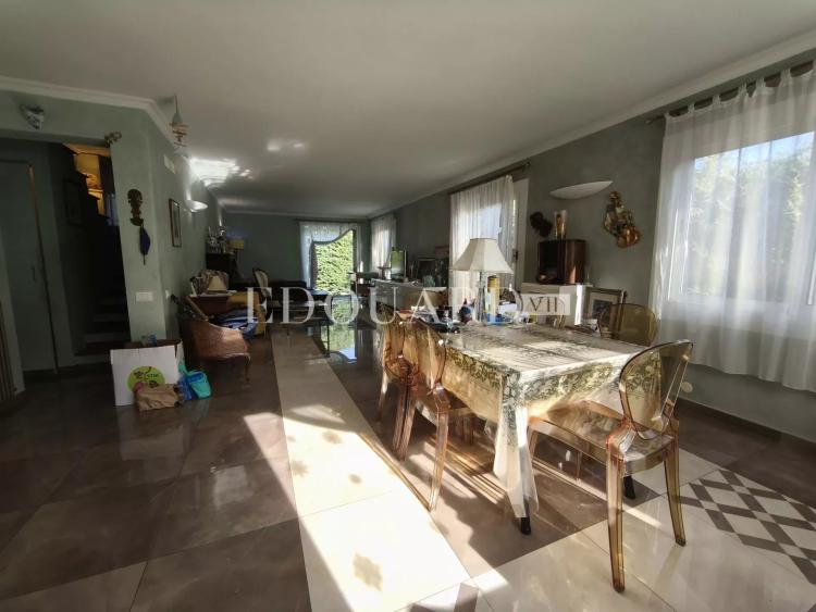 Villa indépendante à vendre, en excellent état avec piscine, jardin plat et vaste parking extérieur