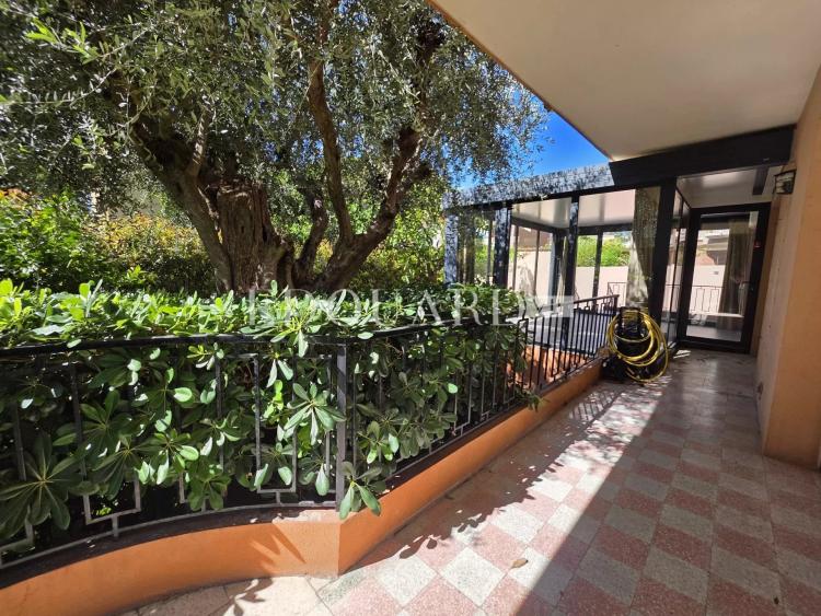 Sur la commune de Roquebrune Cap Martin, quatre pièces avec grande terrasse, vaste jardin, cave, parking