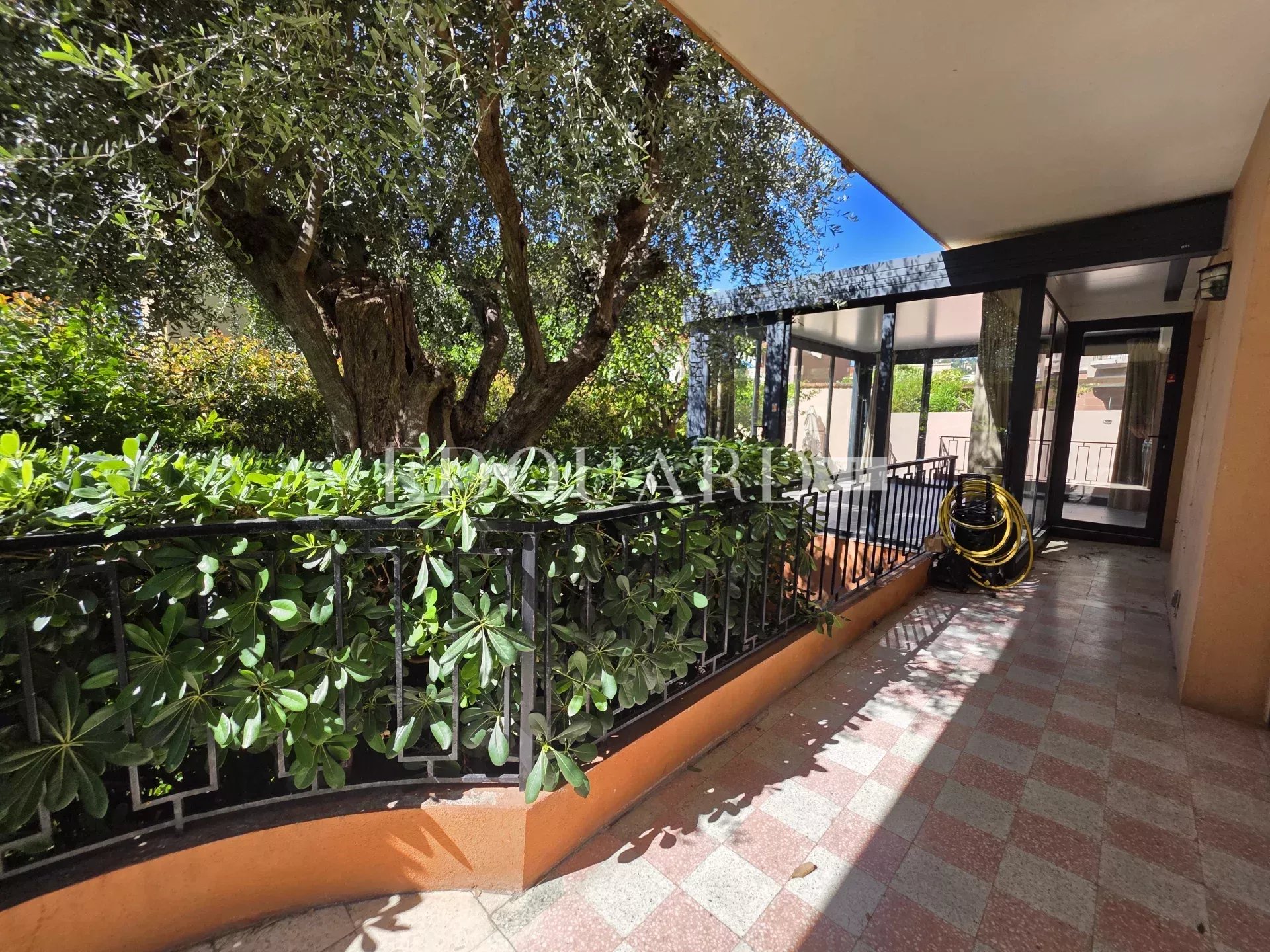 Sur la commune de Roquebrune Cap Martin, quatre pièces avec grande terrasse, vaste jardin, cave, parking