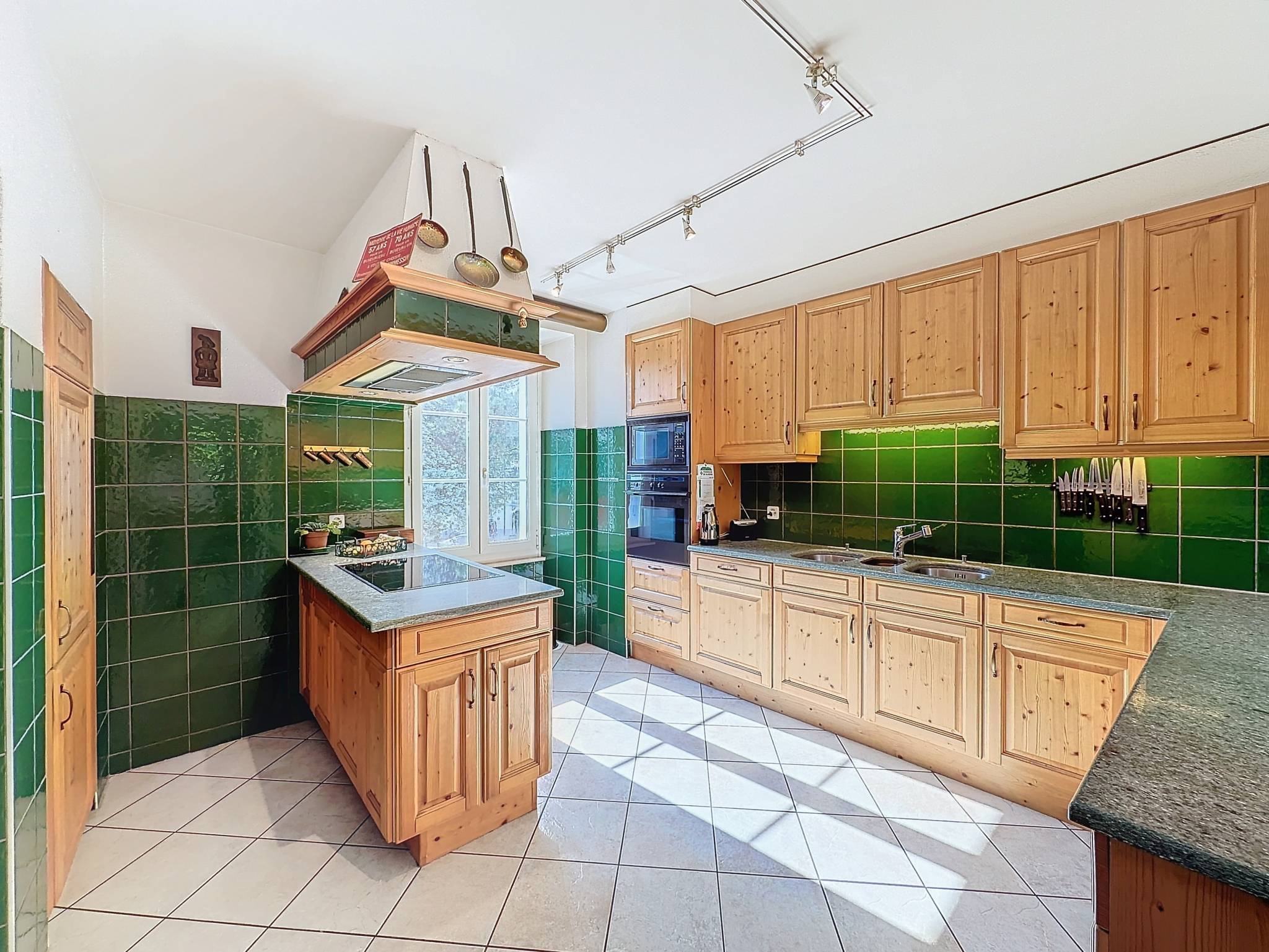 A vendre, maison de village contiguë avec grand jardin