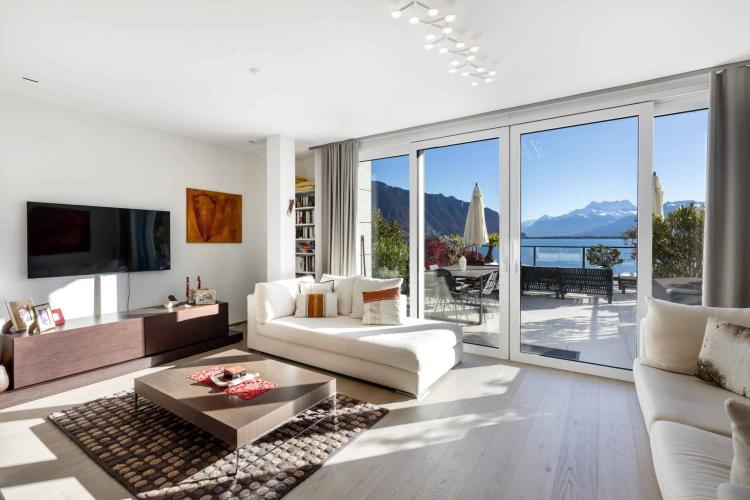 PIEDS DANS L’EAU ! SPACIEUX APPARTEMENT PROCHE DE TOUTES LES COMMODITÉS.