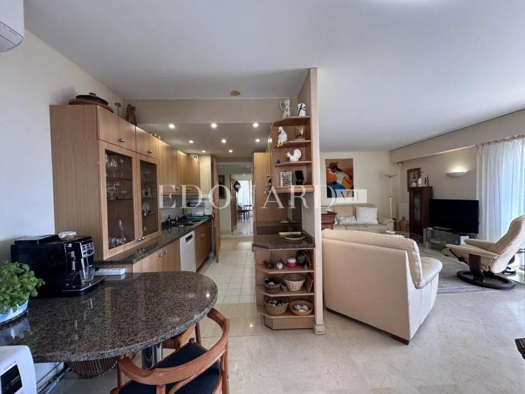 Dans immeuble de standing avec piscine, en exclusivité trois pièces avec vaste terrasse et garage