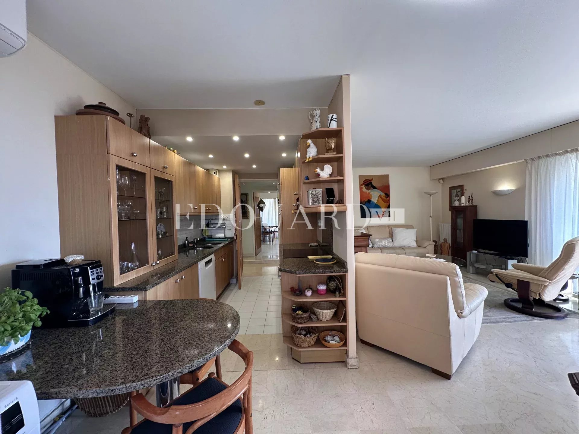 Dans immeuble de standing avec piscine, en exclusivité trois pièces avec vaste terrasse et garage