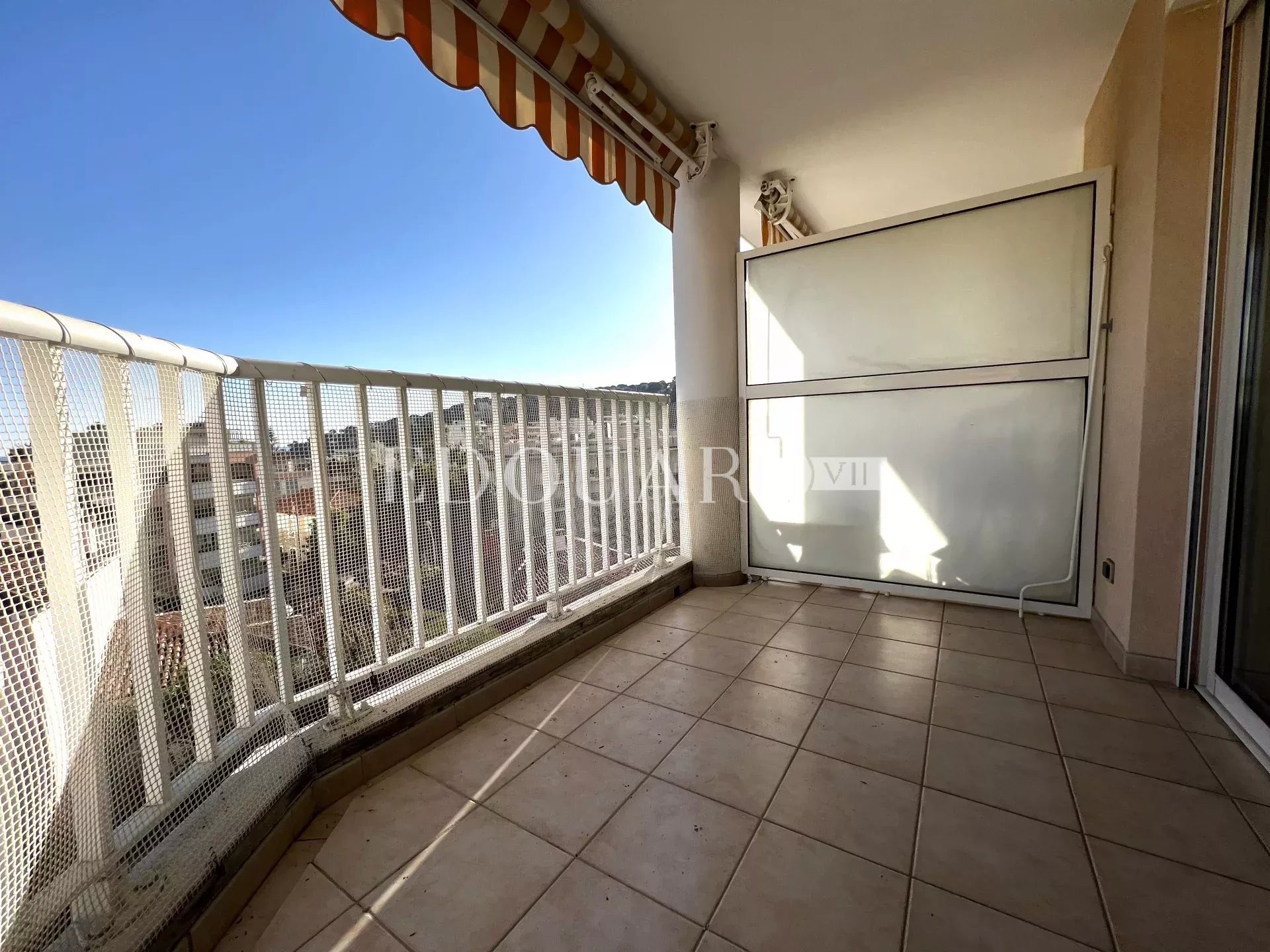 Deux pièces en bon état avec terrasse, agréable vue dégagée jusqu'à la mer, cave et garage. Exclusivité