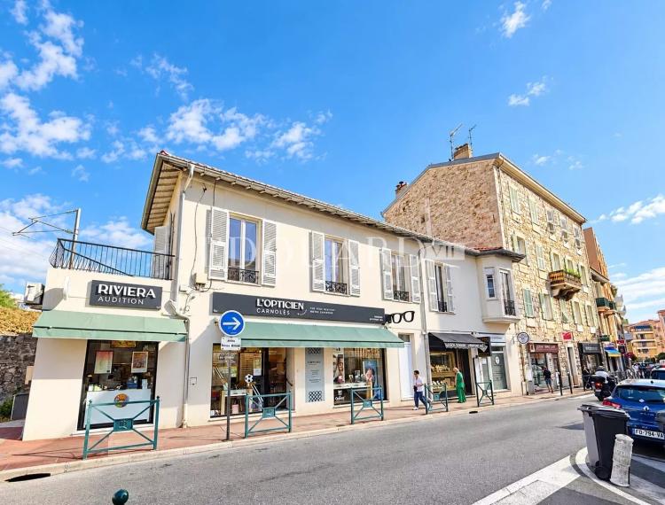 Trois pièces entièrement rénové au dernier étage d'un joli immeuble ancien en plein centre de Carnolès