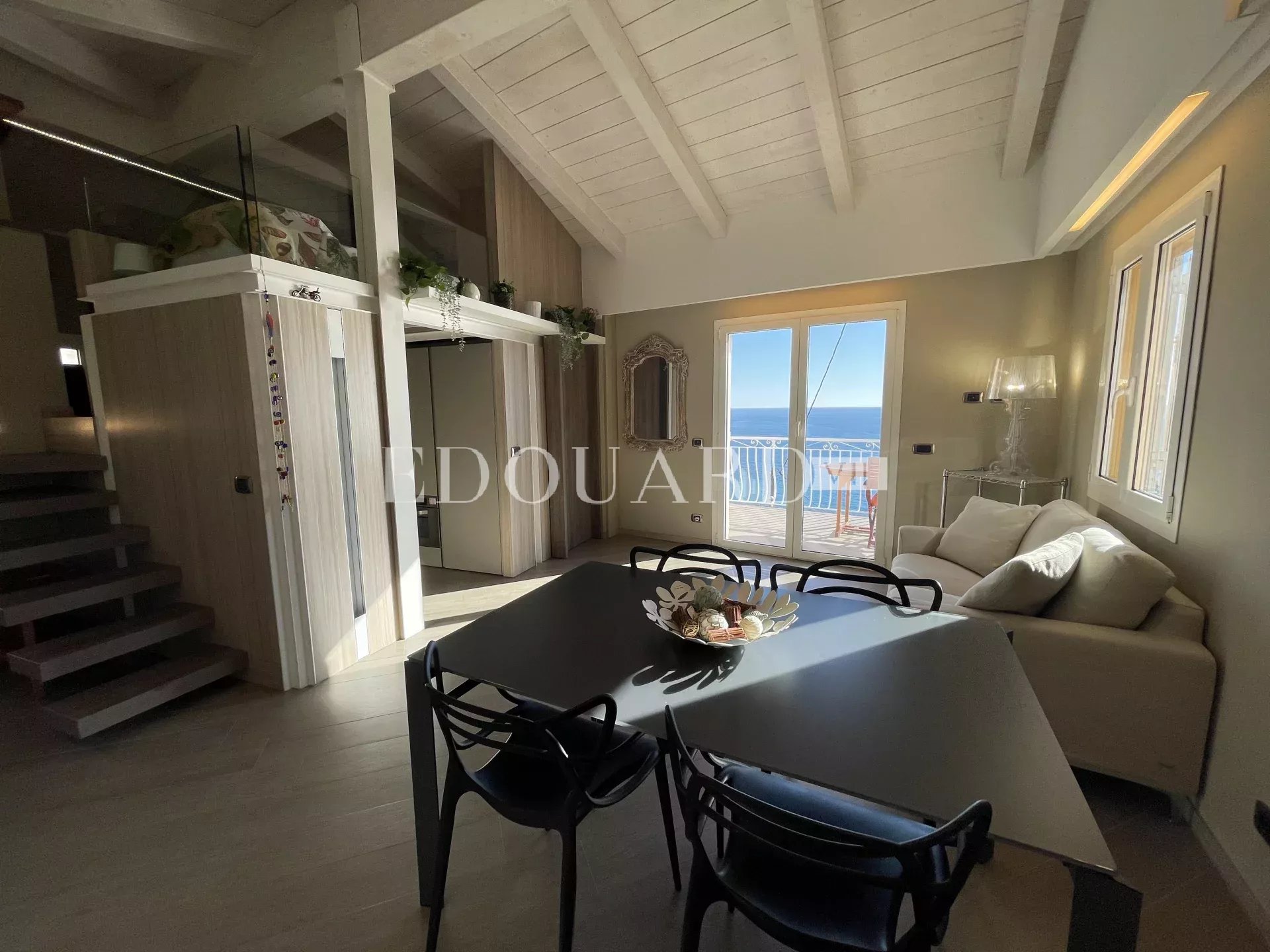En exclusivité jolie villa rénovée avec deux terrasses, jardin, magnifique vue mer et deux parkings