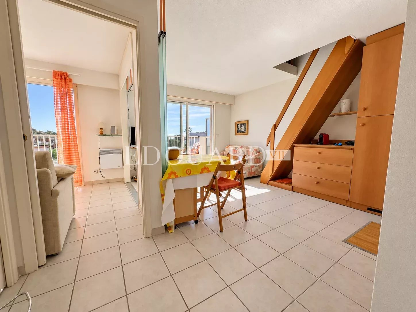 En exclusivité deux pièces en dernier étage avec spacieuse terrasse, cave et parking, à quelques pas des plages