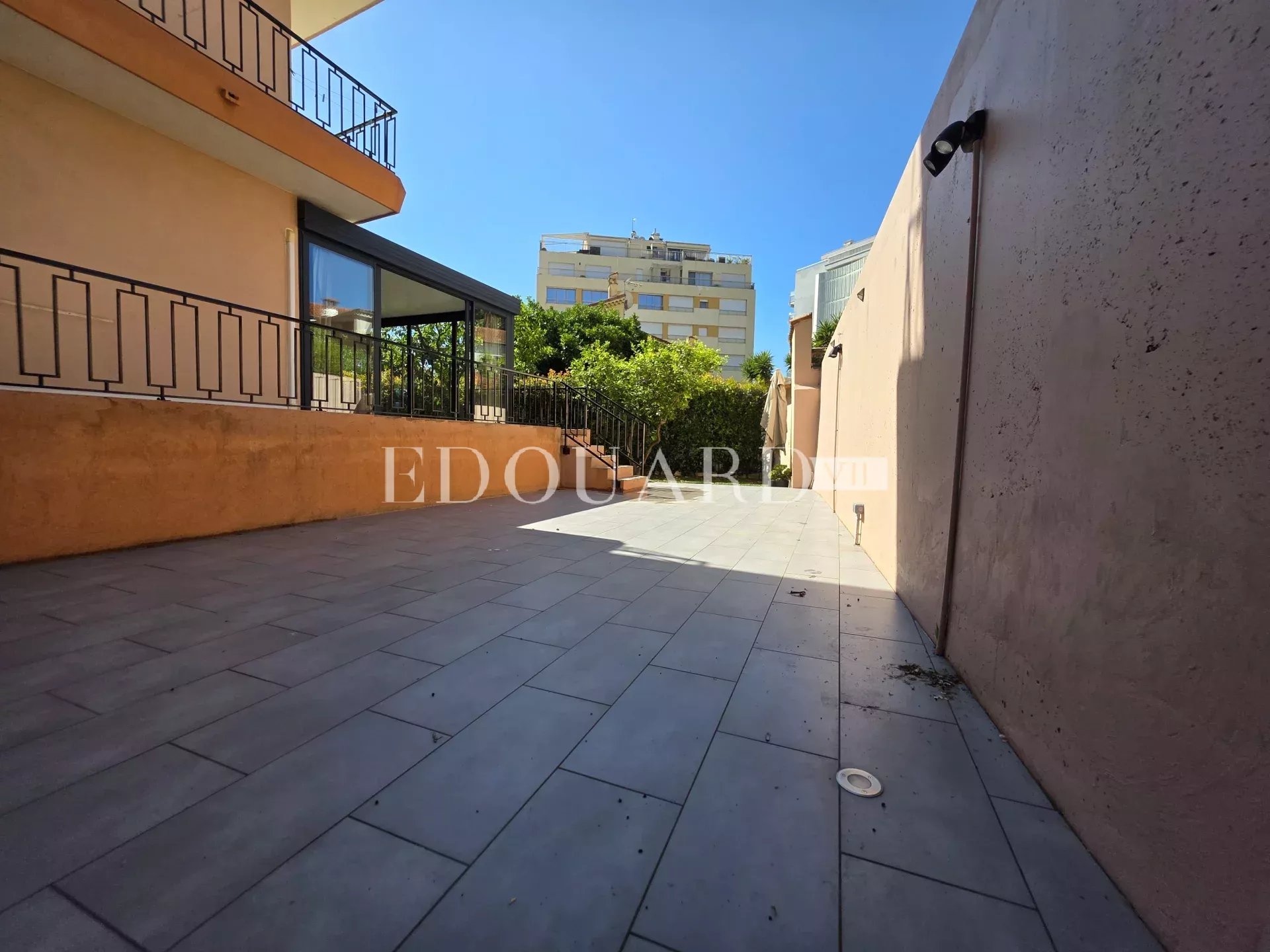 Sur la commune de Roquebrune Cap Martin, quatre pièces avec grande terrasse, vaste jardin, cave, parking