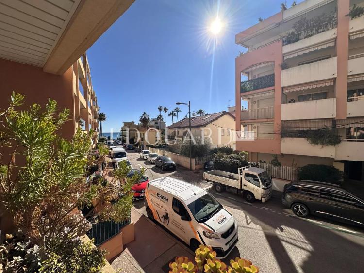 En exclusivité beau deux pièces en parfait état avec spacieux balcon, jolie échappée mer et garage