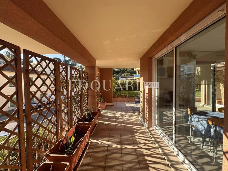 En exclusivité trois pièces traversant avec grande terrasse couverte et vaste jardin
