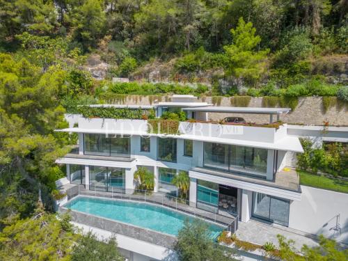 En exclusivité villa neuve avec domotique, ascenseur, grandes terrasses, piscine à débordement et belle vue mer