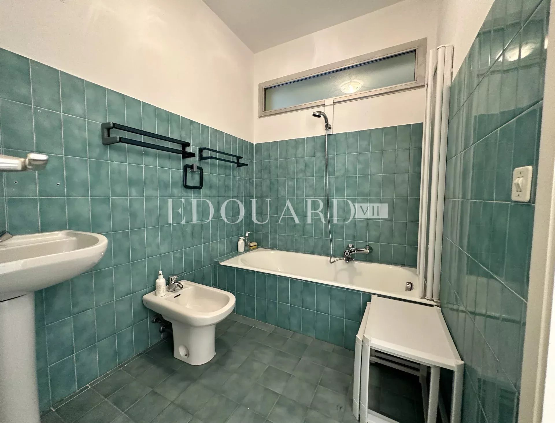 En exclusivité deux pièces traversant avec terrasse couverte, grand jardin, cave et garage
