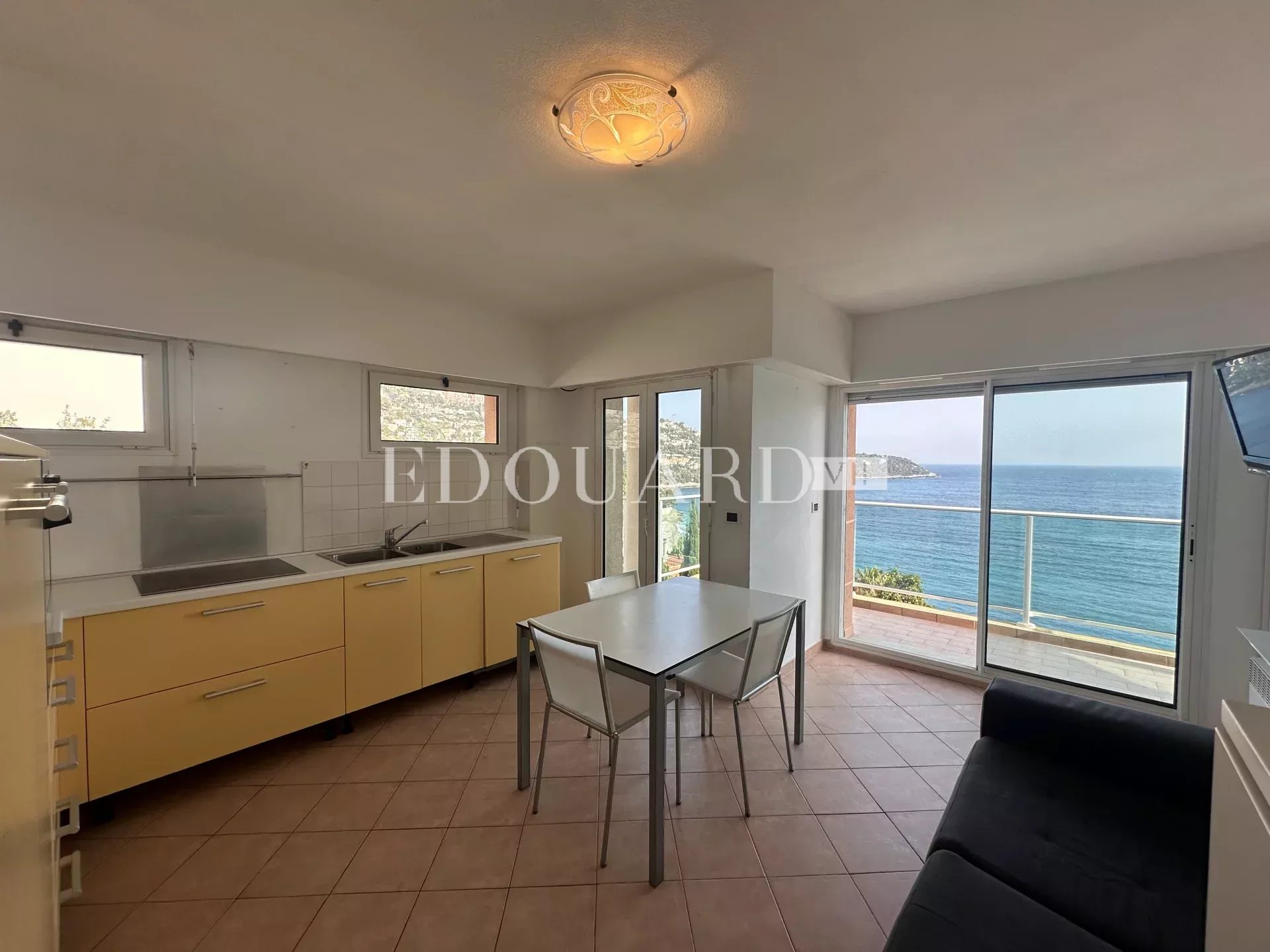 En exclusivité deux pièces avec terrasse, magnifique vue mer, spectaculaire solarium, spacieux parking