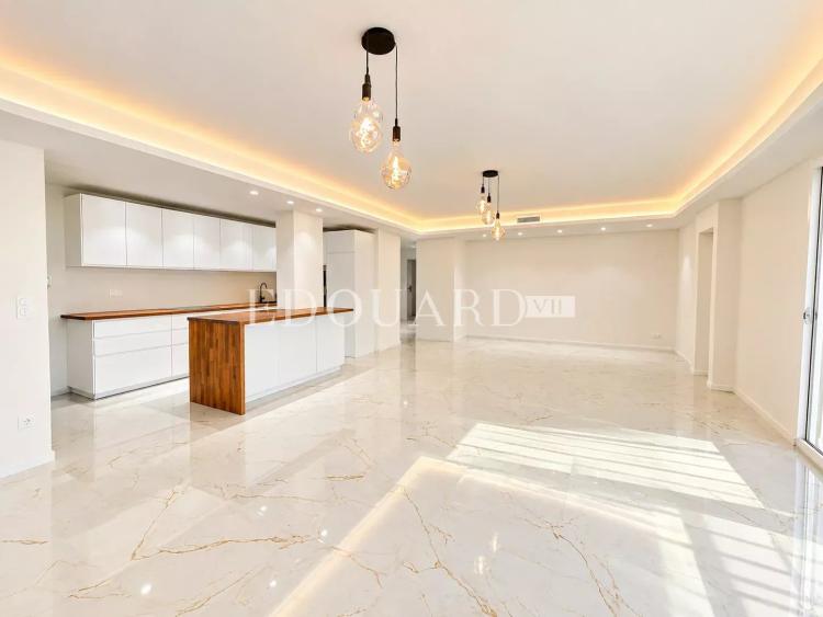 Somptueux quatre pièces à vendre avec belle vue sur la ville et la mer, en plein centre de Roquebrune Cap Martin
