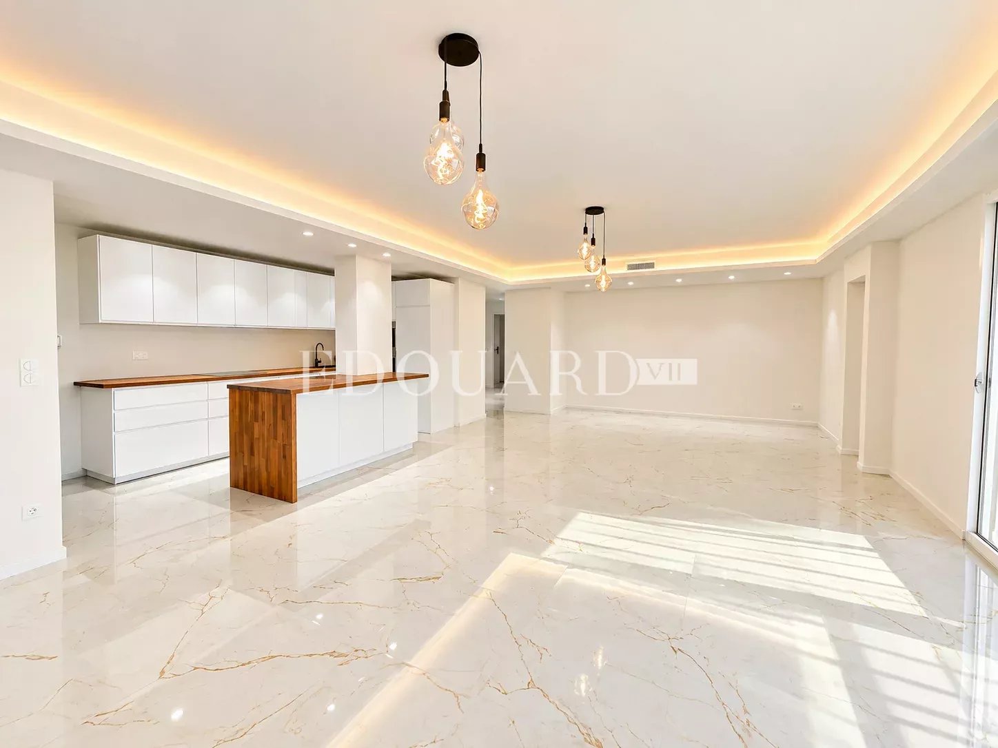 Somptueux quatre pièces à vendre avec belle vue sur la ville et la mer, en plein centre de Roquebrune Cap Martin