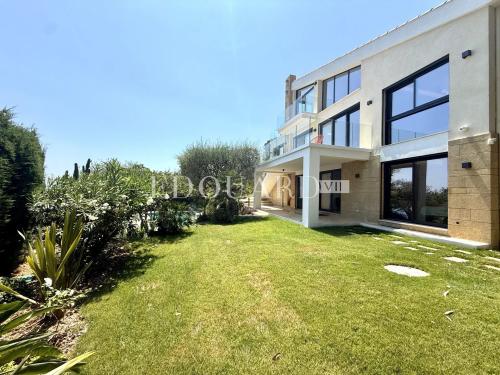 Somptueuse villa complètement rénovée avec piscine chauffée et splendide vue mer panoramique