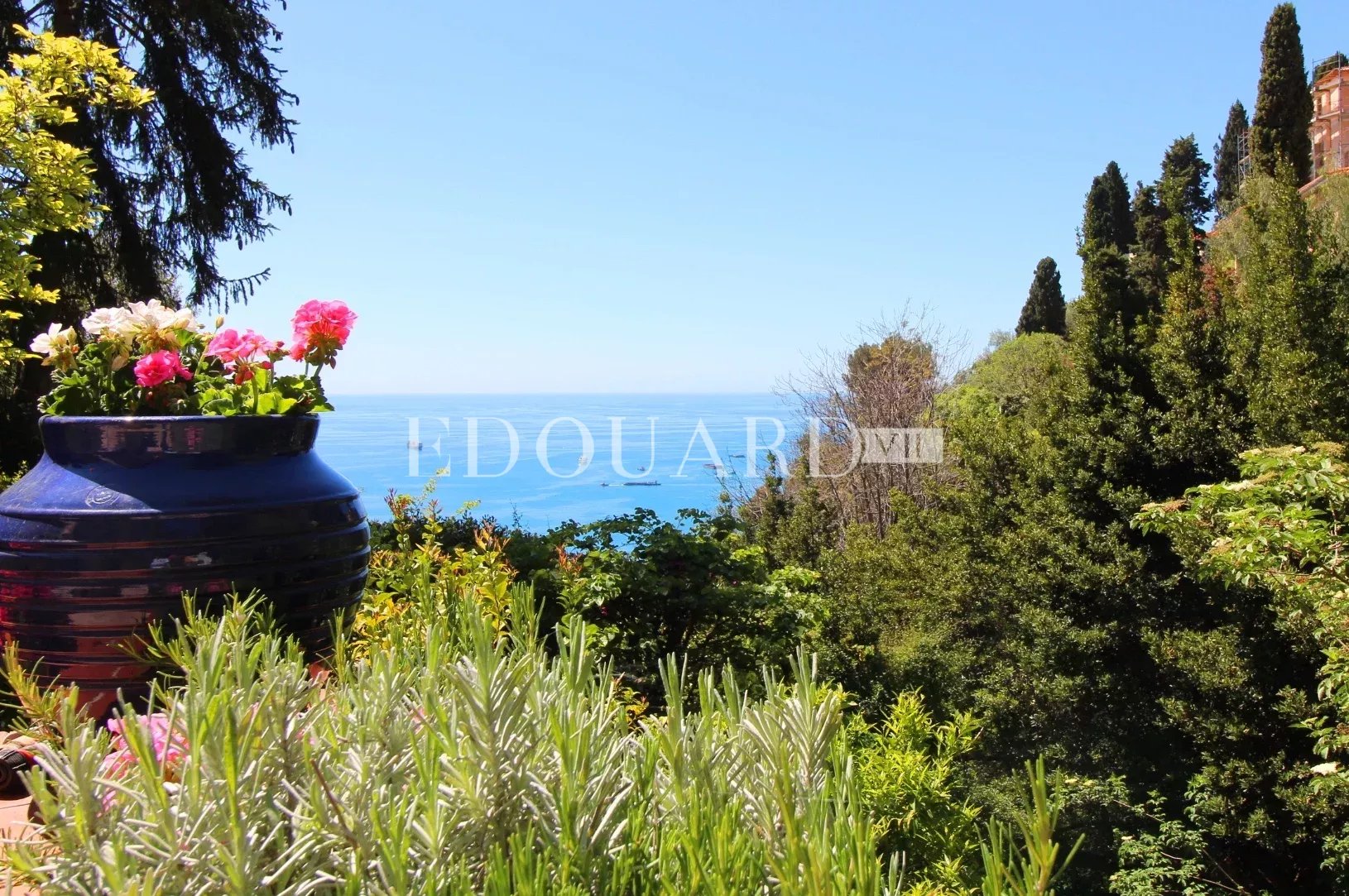 En exclusivité villa en très bon état avec double garage, grande terrasse, agréable jardin et belle vue mer