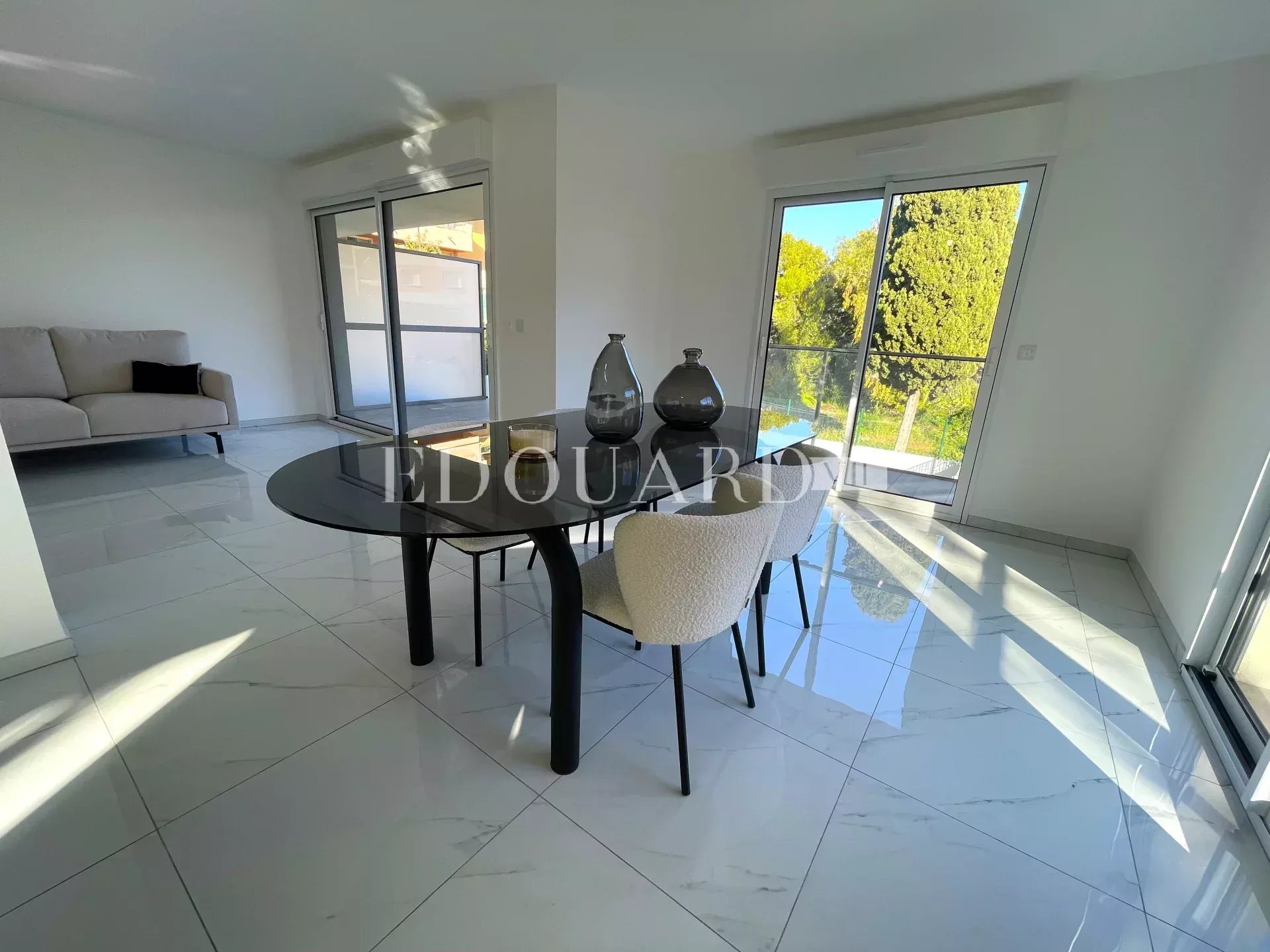 Dans un immeuble neuf, à vendre vaste trois pièces avec belle vue dégagée, terrasse et jardin