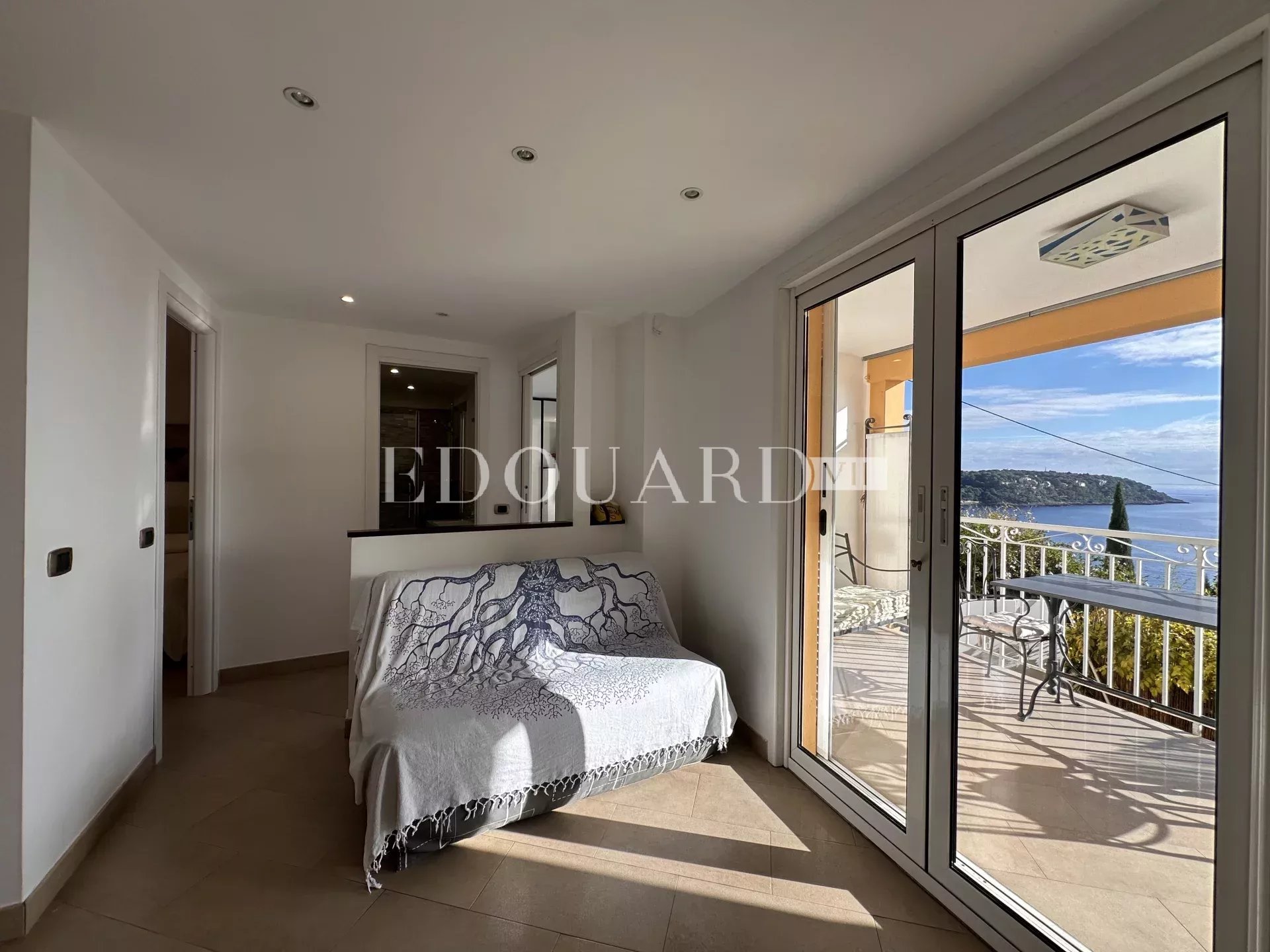 En exclusivité trois pièces avec vaste terrasse, belle vue mer panoramique et parking privatif
