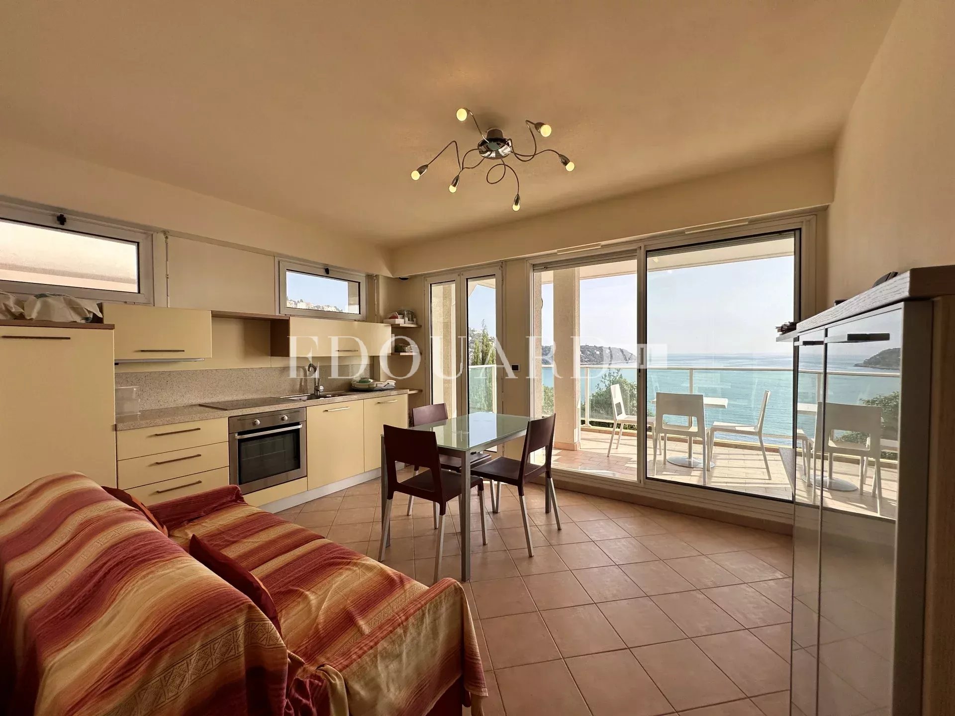 En exclusivité deux pièces avec terrasse, magnifique vue mer panoramique et spacieux parking