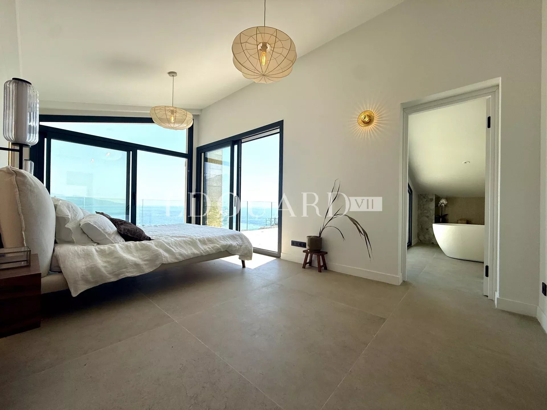 Somptueuse villa complètement rénovée avec piscine chauffée et splendide vue mer panoramique