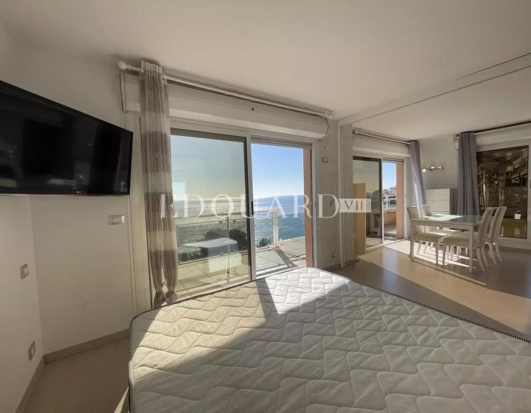 Superbe deux pièces en dernier étage avec spectaculaire terrasse, splendide vue mer et garage. Exclusivité