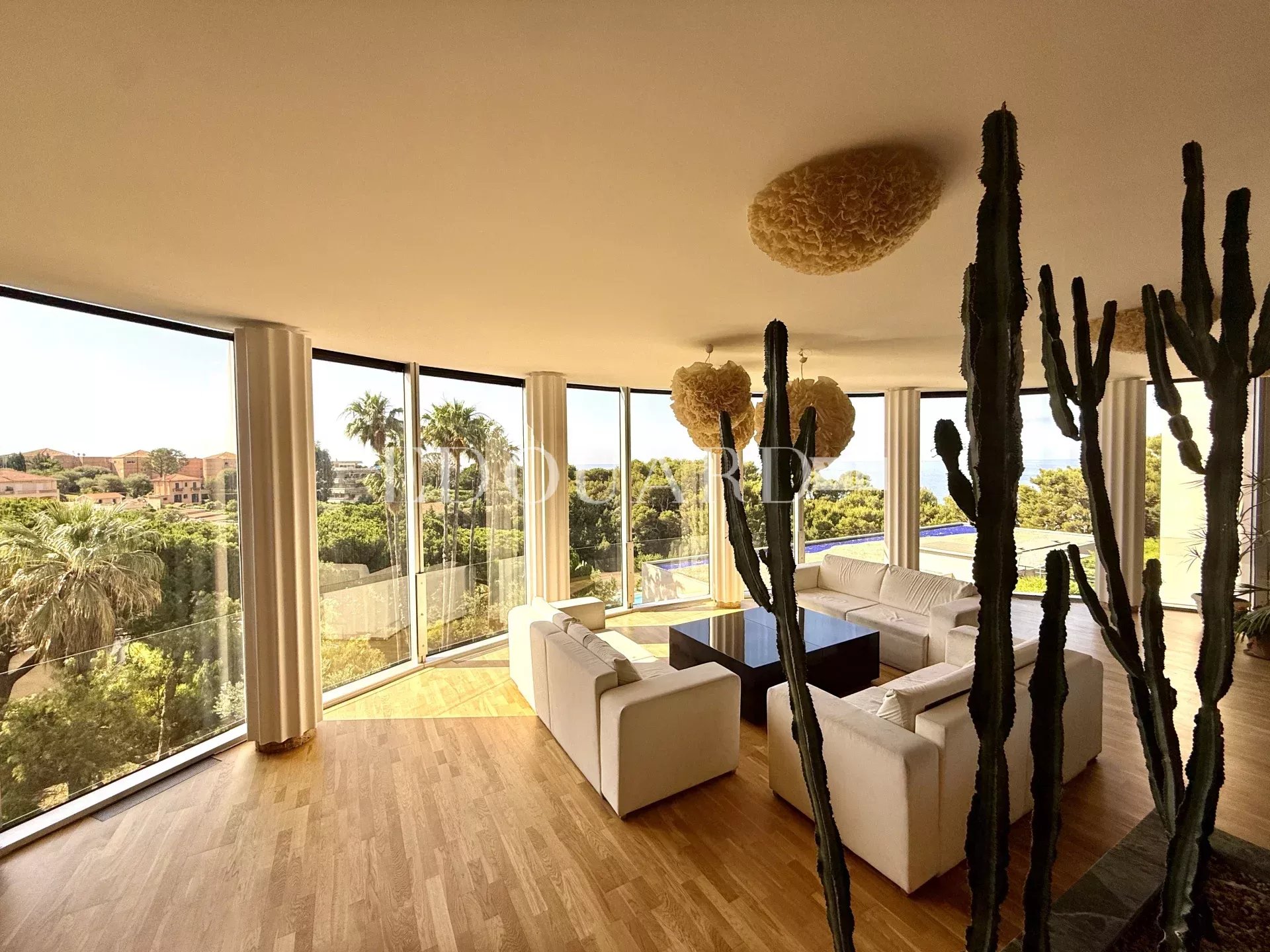 Dans prestigieux immeuble sur le Plateau du Cap, à vendre élégant deux pièces avec terrasse et cave
