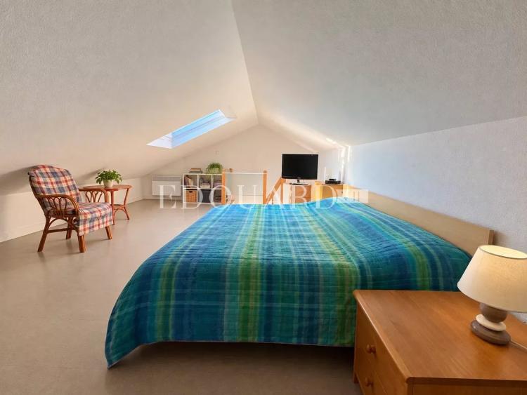 En exclusivité deux pièces en dernier étage avec spacieuse terrasse, cave et parking, à quelques pas des plages