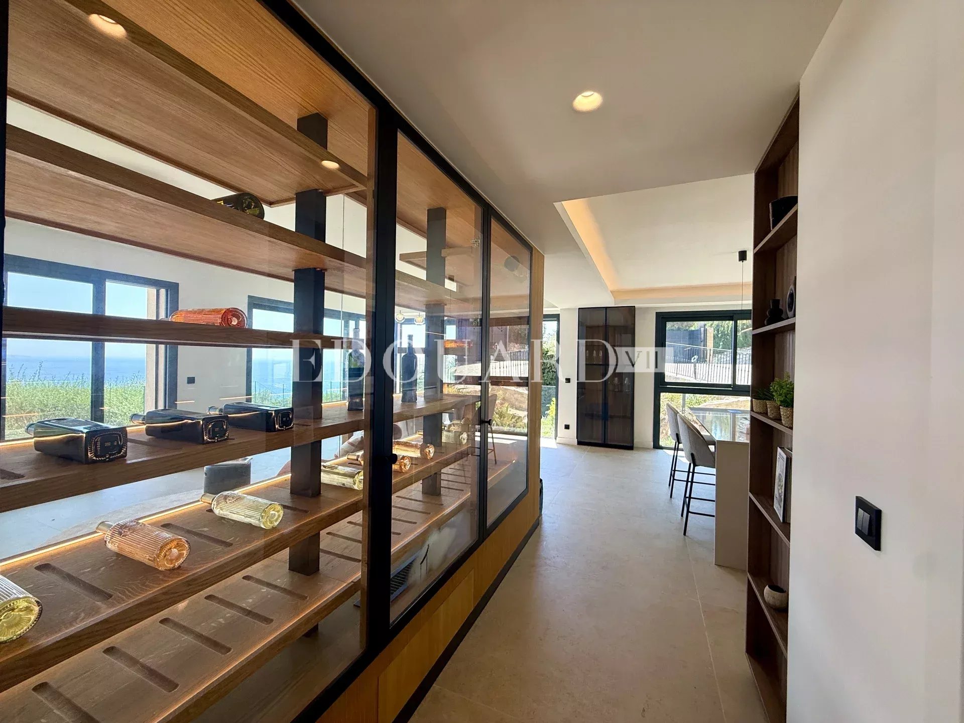 Somptueuse villa complètement rénovée avec piscine chauffée et splendide vue mer panoramique