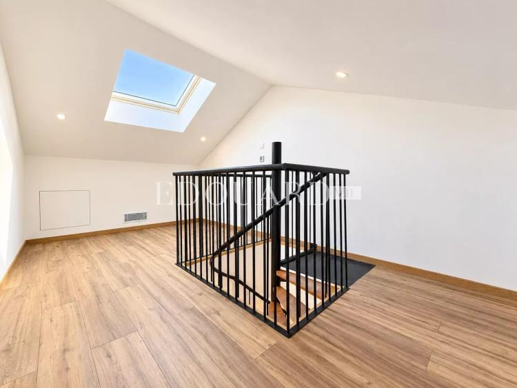 Trois pièces entièrement rénové au dernier étage d'un joli immeuble ancien en plein centre de Carnolès