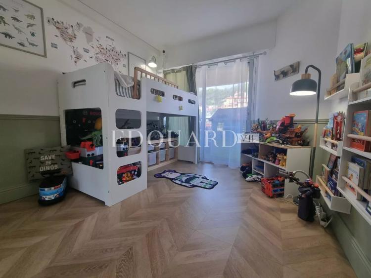 En exclusivité splendide quatre pièces traversant, entièrement rénové avec terrasse et possibilité garage