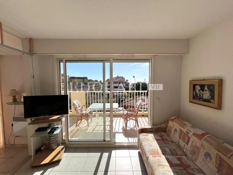 En exclusivité deux pièces en dernier étage avec spacieuse terrasse, cave et parking, à quelques pas des plages