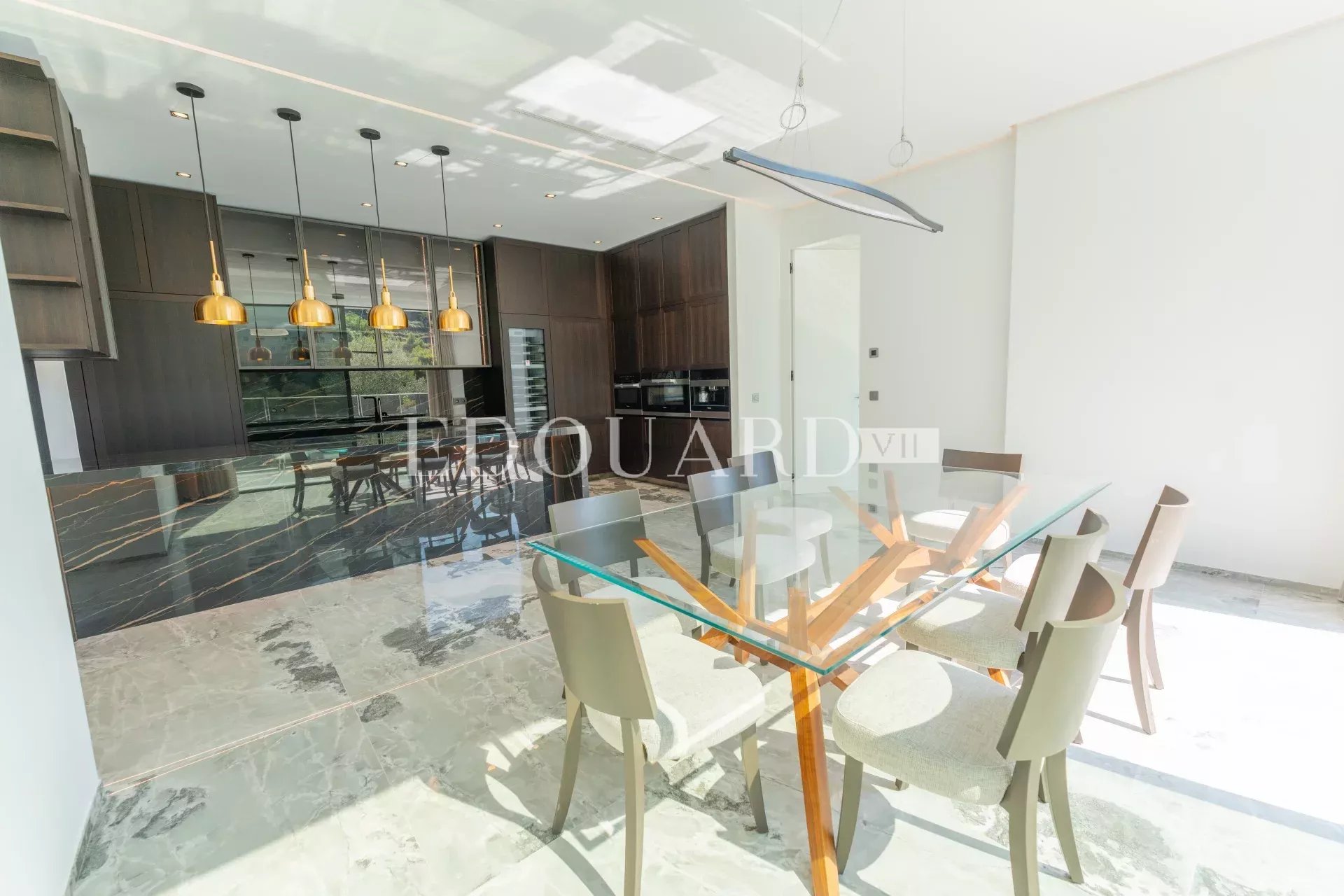 En exclusivité villa neuve avec domotique, ascenseur, grandes terrasses, piscine à débordement et belle vue mer