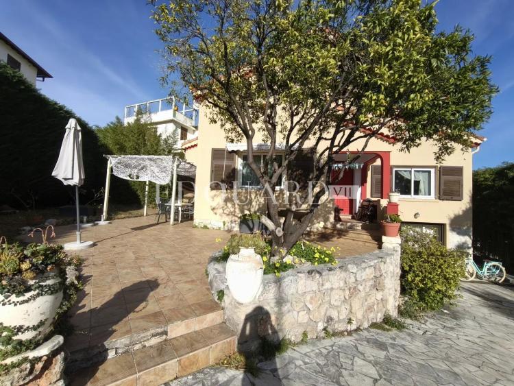 Villa indépendante à vendre, en excellent état avec piscine, jardin plat et vaste parking extérieur