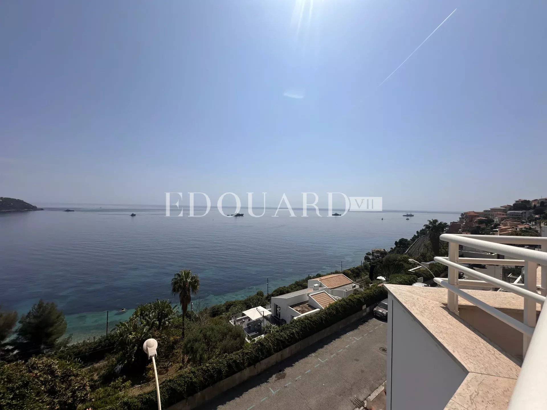 En exclusivité deux pièces avec terrasse, magnifique vue mer, spectaculaire solarium, spacieux parking