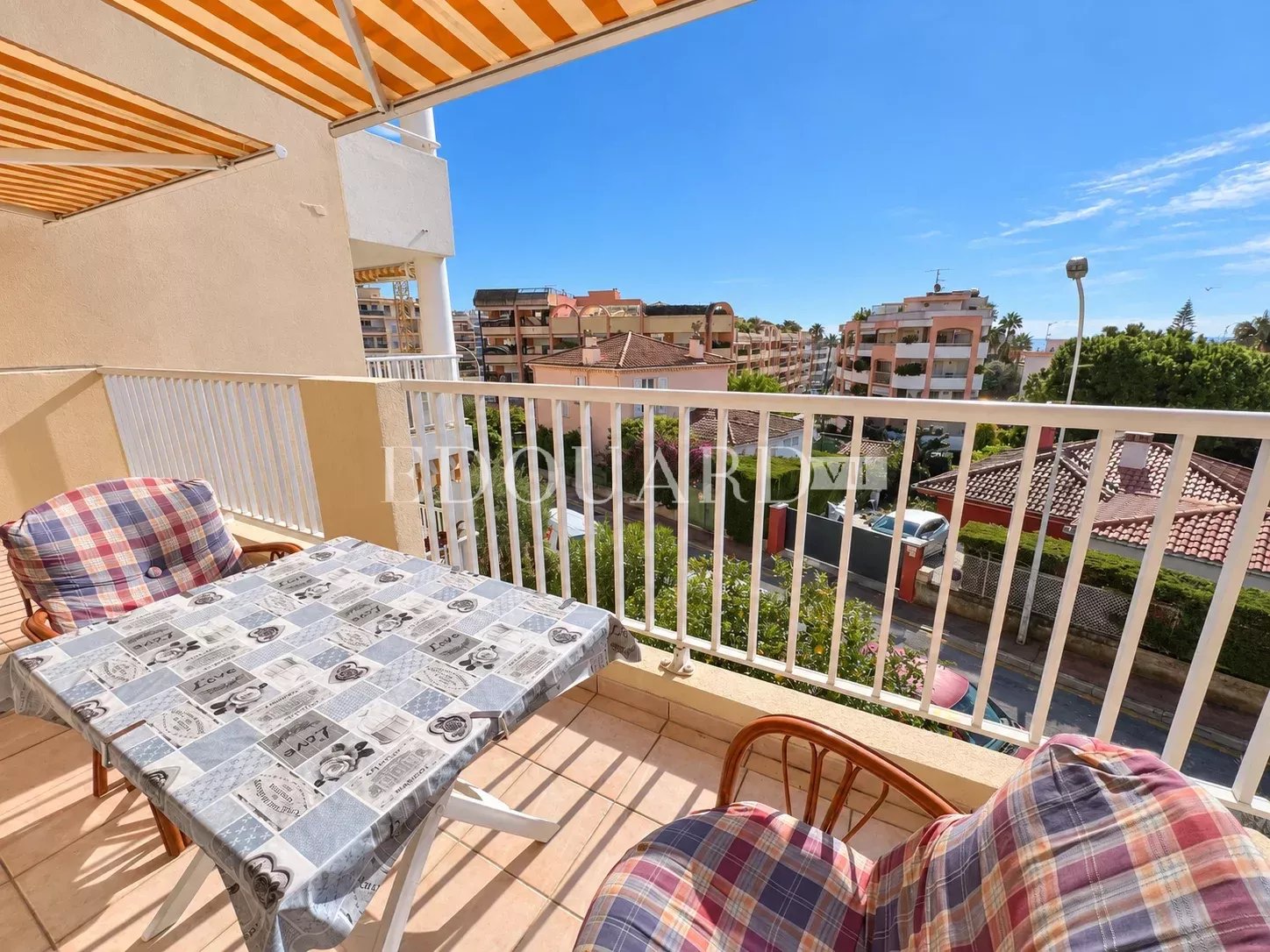 En exclusivité deux pièces en dernier étage avec spacieuse terrasse, cave et parking, à quelques pas des plages