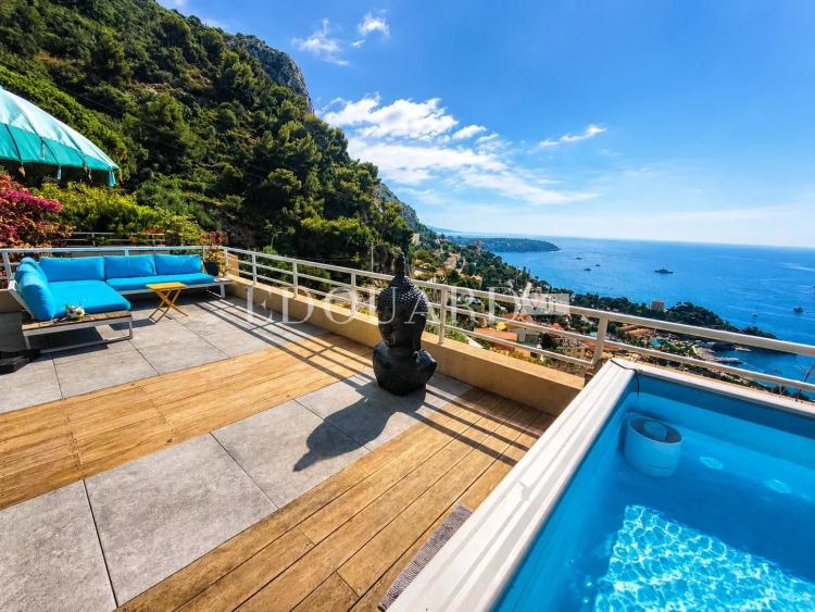Roquebrune Cap Martin, trois pièces avec spectaculaire terrasse, petite piscine privée et superbe vue mer