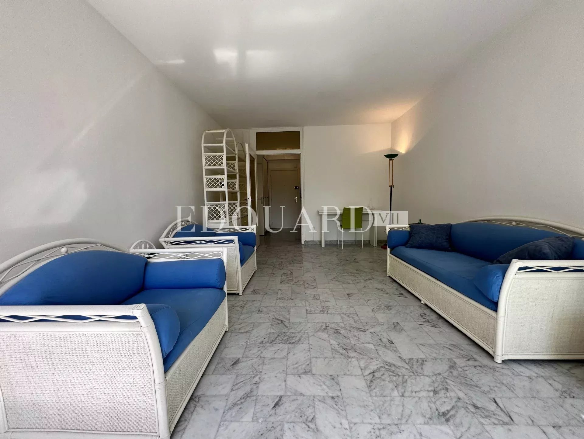 En exclusivité deux pièces traversant avec terrasse couverte, grand jardin, cave et garage
