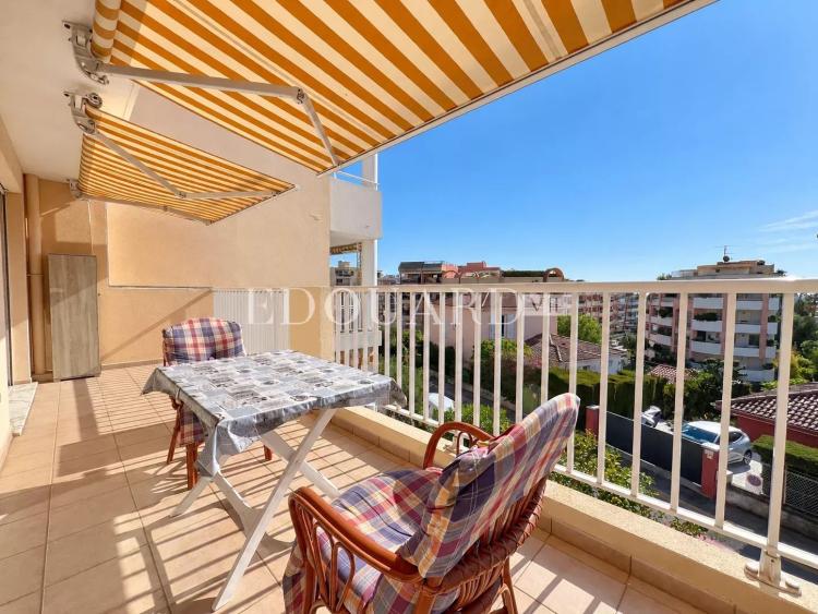 En exclusivité deux pièces en dernier étage avec spacieuse terrasse, cave et parking, à quelques pas des plages