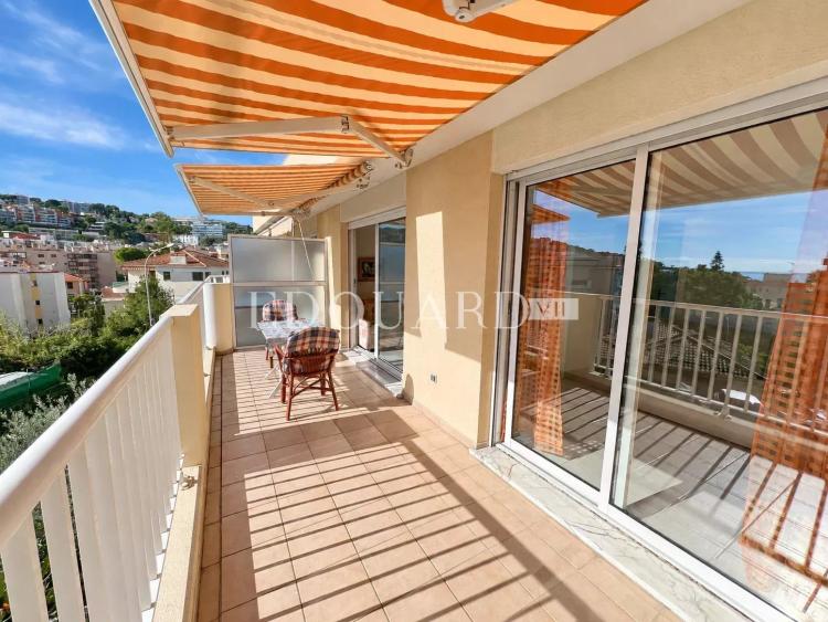 En exclusivité deux pièces en dernier étage avec spacieuse terrasse, cave et parking, à quelques pas des plages