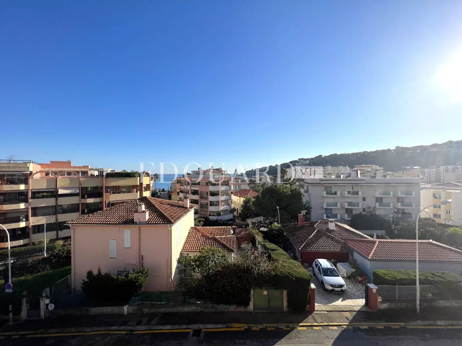Deux pièces en bon état avec terrasse, agréable vue dégagée jusqu'à la mer, cave et garage. Exclusivité
