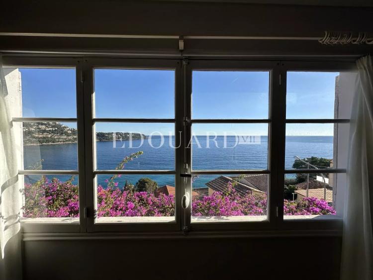 Sur la commune de Roquebrune Cap Martin, villa avec superbe vue mer panoramique et vaste garage
