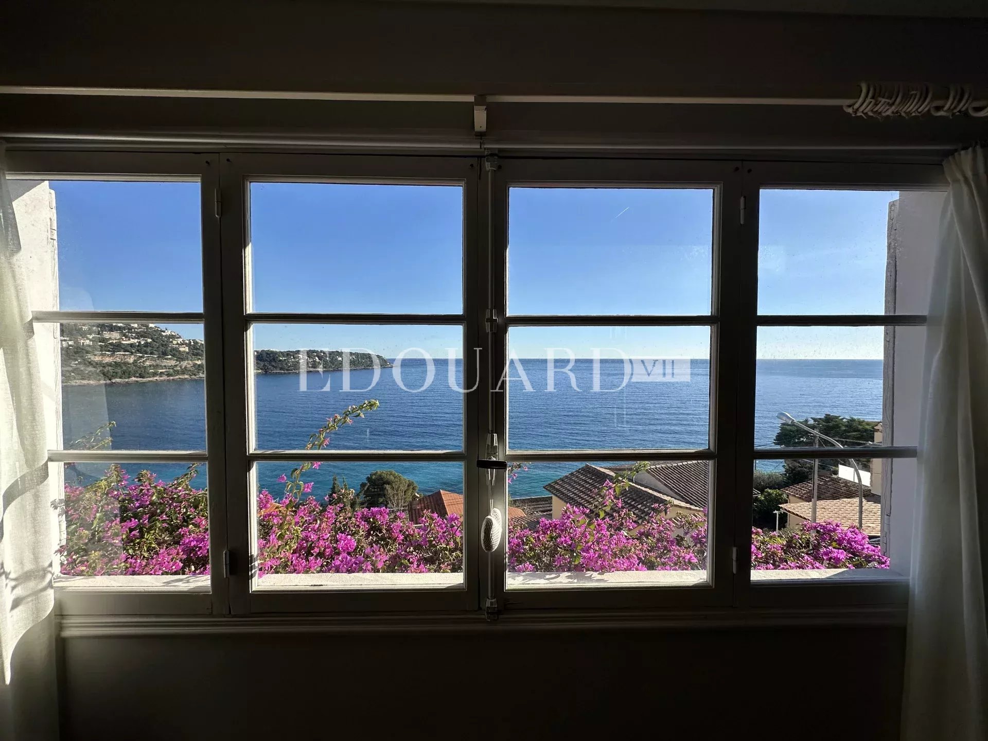 Sur la commune de Roquebrune Cap Martin, villa avec superbe vue mer panoramique et vaste garage