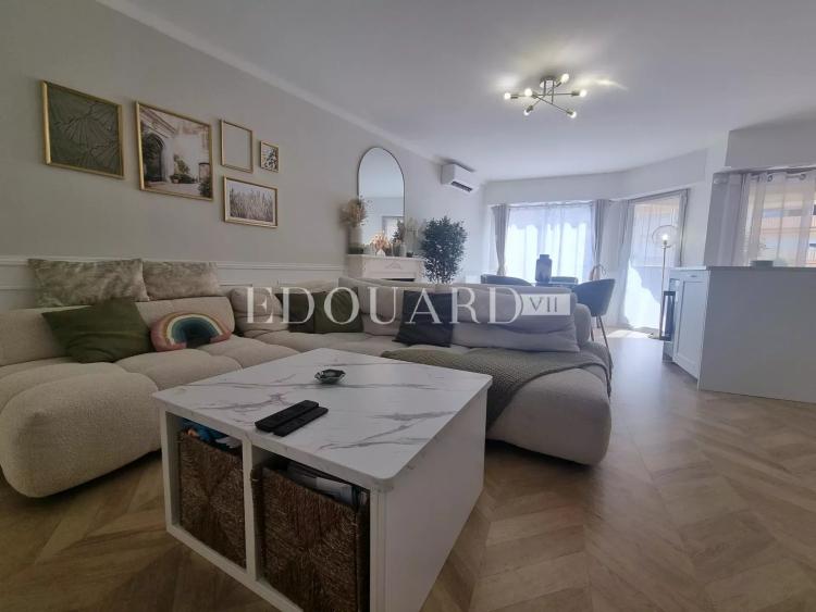 En exclusivité splendide quatre pièces traversant, entièrement rénové avec terrasse et possibilité garage