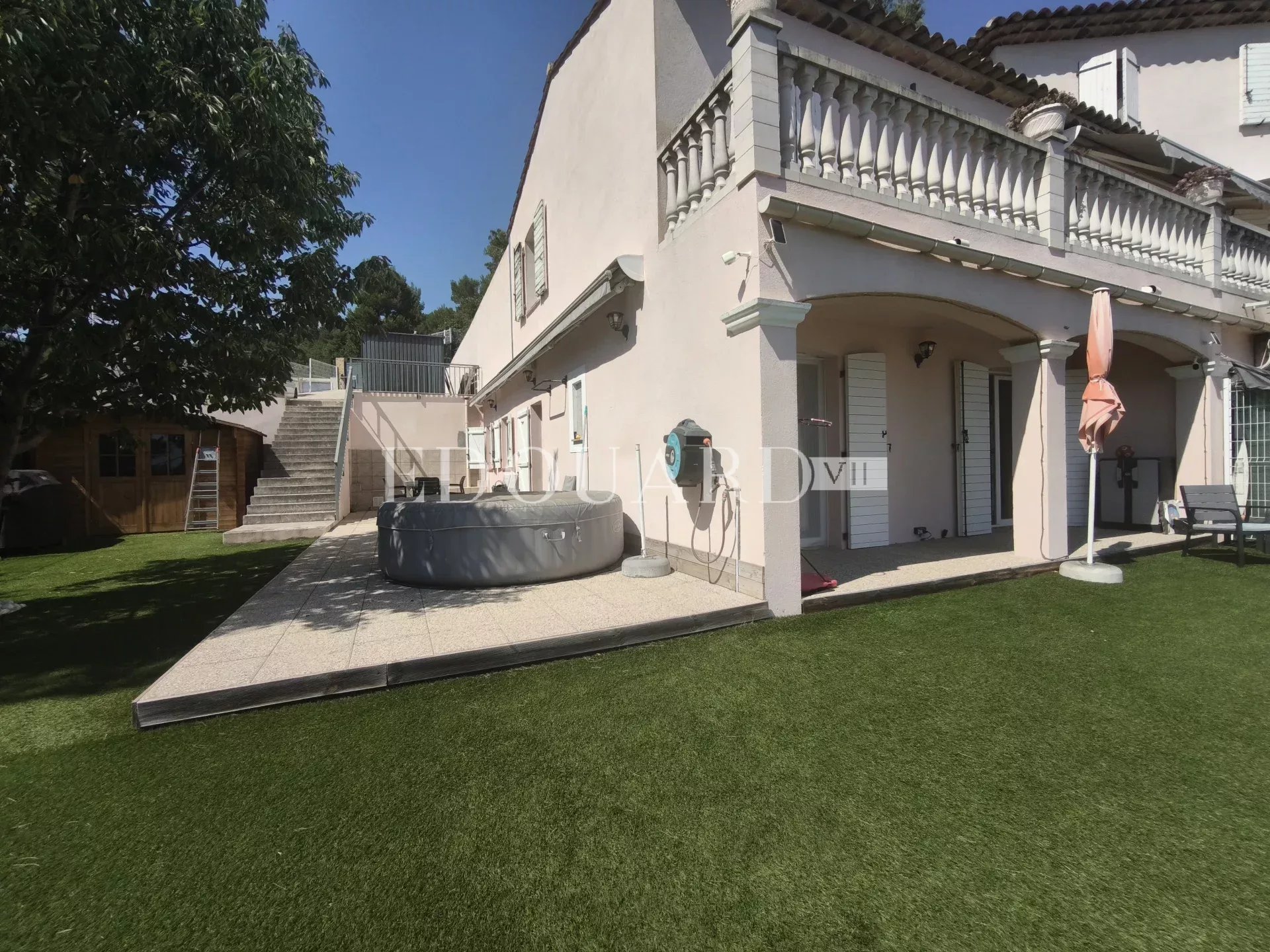 Rare sur la commune de Roquebrune Cap Martin, quatre pièces en bas de villa avec jardin, vue mer et parking