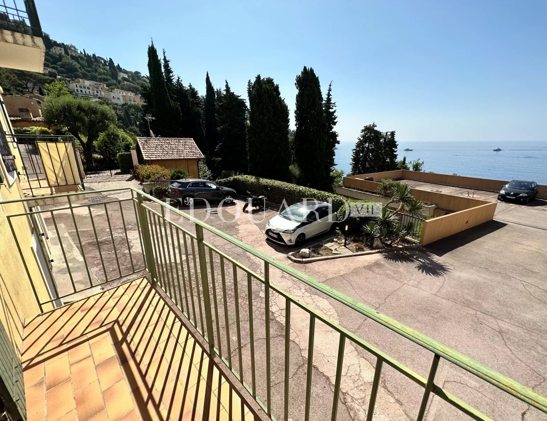En exclusivité appartement triplex avec deux balcons, belle vue mer panoramique et spacieux garage